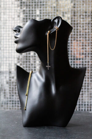 schwarze Büste mit Ohrring gold lange Kette und earcuff unten ein Kreuz