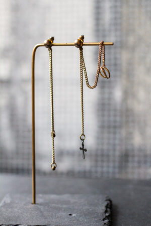 Ohrringpaar gold lange Kette und earcuff unten ein Kreuz