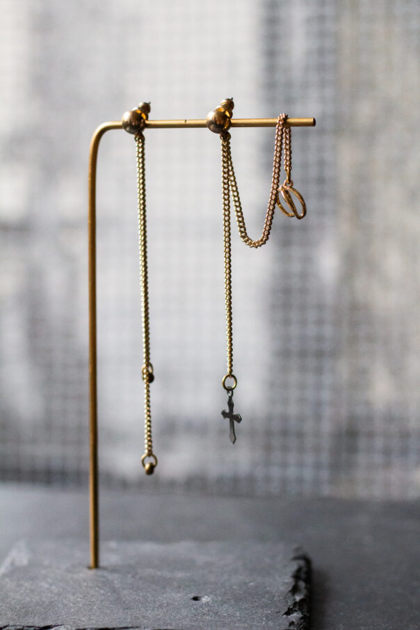 Ohrringpaar gold lange Kette und earcuff unten ein Kreuz