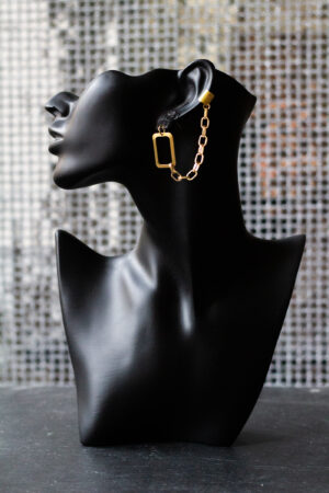 schwarze Büste mit Ohrring goldene Earcuff Kette