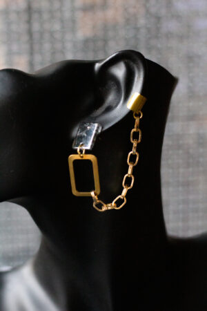 schwarze Büste mit Ohrring goldene Earcuff Kette