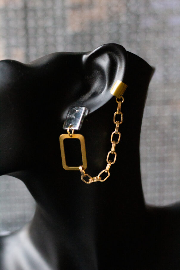 schwarze Büste mit Ohrring goldene Earcuff Kette