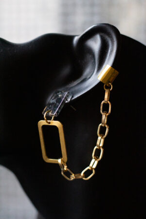 schwarze Büste mit Ohrring goldene Earcuff Kette