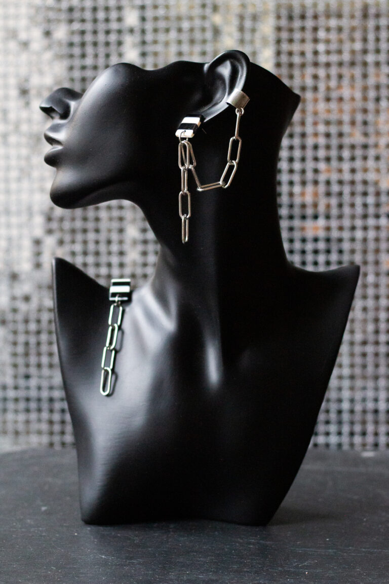 schwarze Büste mit Ohrring aus Edelstahlkette und schwarz weißem Stecker