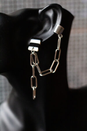 schwarze Büste mit Ohrring aus Edelstahlkette und schwarz weißem Stecker
