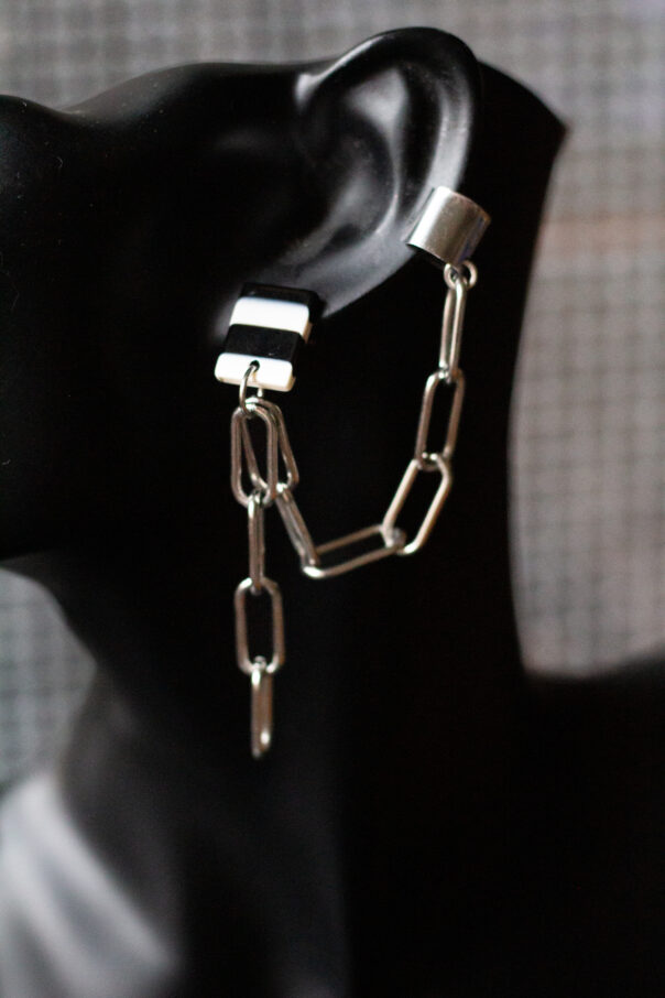schwarze Büste mit Ohrring aus Edelstahlkette und schwarz weißem Stecker