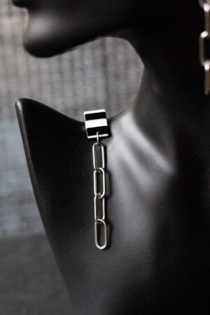 schwarze Büste mit Ohrring aus Edelstahlkette und schwarz weißem Stecker