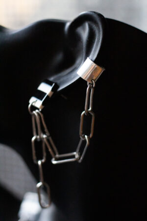 schwarze Büste mit Ohrring aus Edelstahlkette und schwarz weißem Stecker