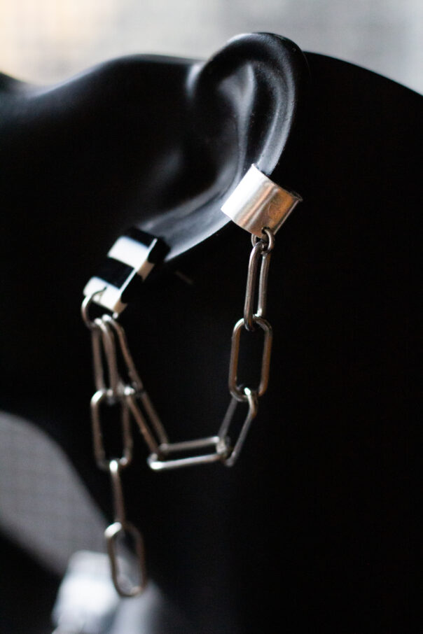 schwarze Büste mit Ohrring aus Edelstahlkette und schwarz weißem Stecker
