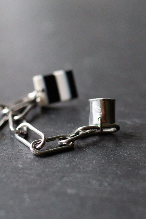 Detailaufnahme Ohrring aus Edelstahlkette und schwarz weißem Stecker