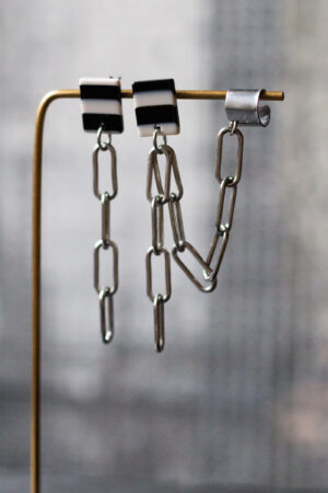 Detailaufnahme Ohrring aus Edelstahlkette und schwarz weißem Stecker