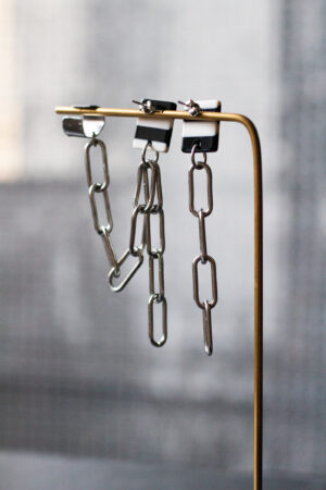 Detailaufnahme Ohrring aus Edelstahlkette und schwarz weißem Stecker
