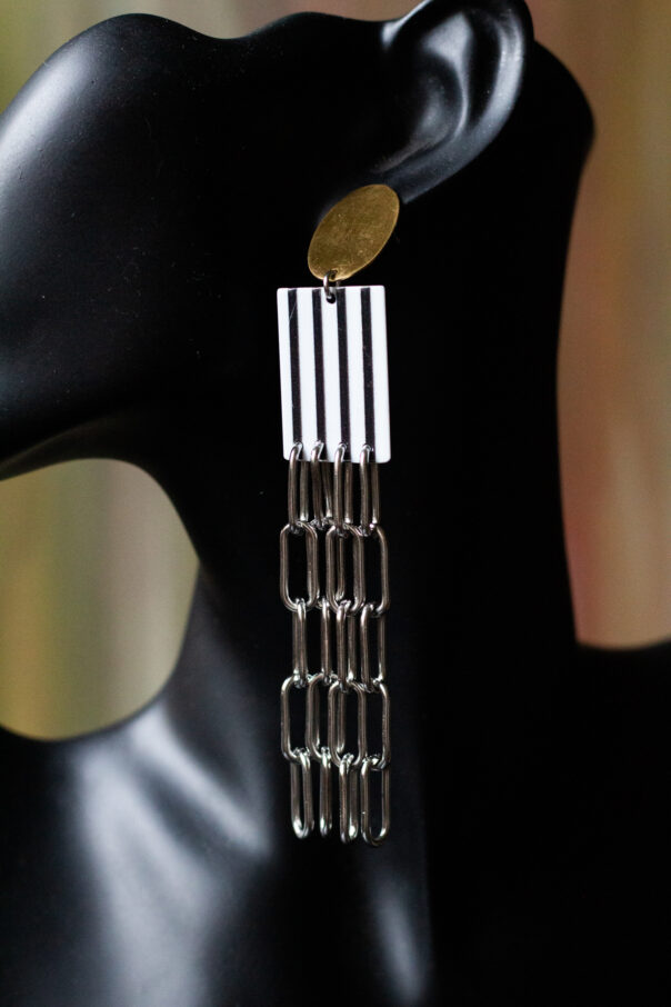 schwarze Büste mit Ohrring goldener Stecker, Acryl Mittelstück schwarz weiß, lange Edelstahl Gliederketten unten