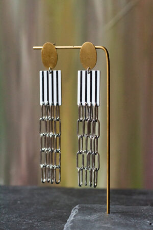 Ohrring goldener Stecker, Acryl Mittelstück schwarz weiß, lange Edelstahl Gliederketten unten