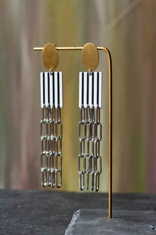 Ohrring goldener Stecker, Acryl Mittelstück schwarz weiß, lange Edelstahl Gliederketten unten