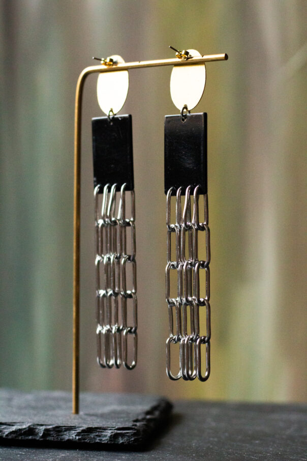 Ohrring goldener Stecker, Acryl Mittelstück schwarz weiß, lange Edelstahl Gliederketten unten