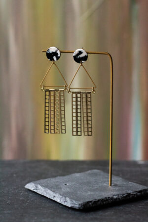 Ohrringe schwarz weißer Stecker, Messingdreieck, goldene Metallstäbe unten