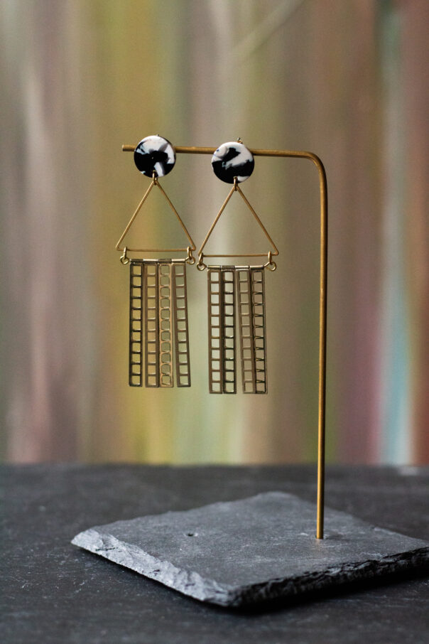 Ohrringe schwarz weißer Stecker, Messingdreieck, goldene Metallstäbe unten