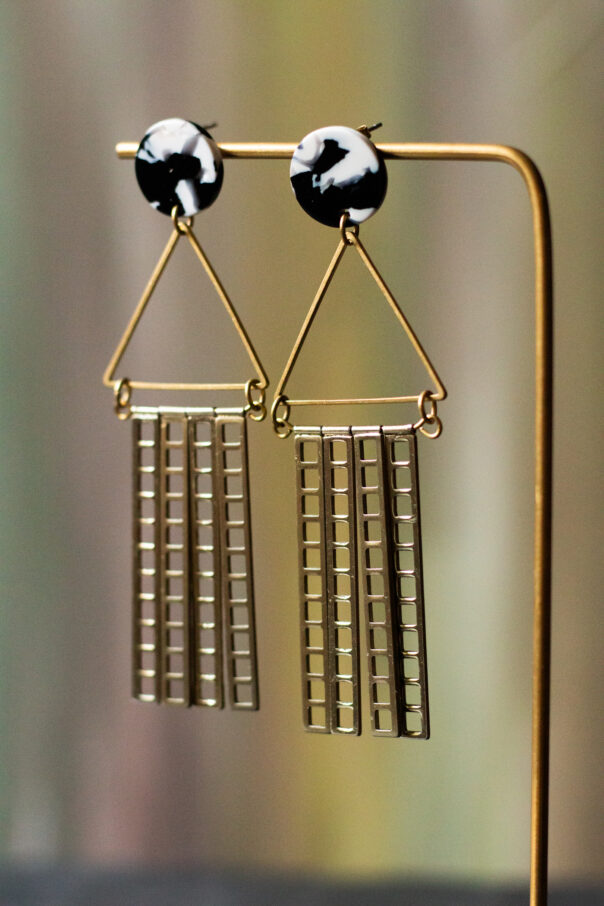 Ohrringe schwarz weißer Stecker, Messingdreieck, goldene Metallstäbe unten