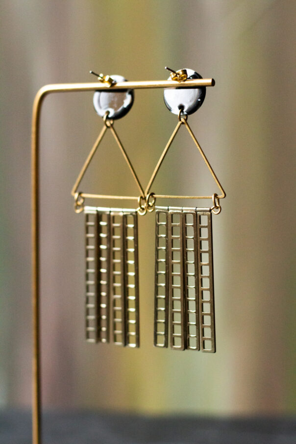 Ohrringe schwarz weißer Stecker, Messingdreieck, goldene Metallstäbe unten