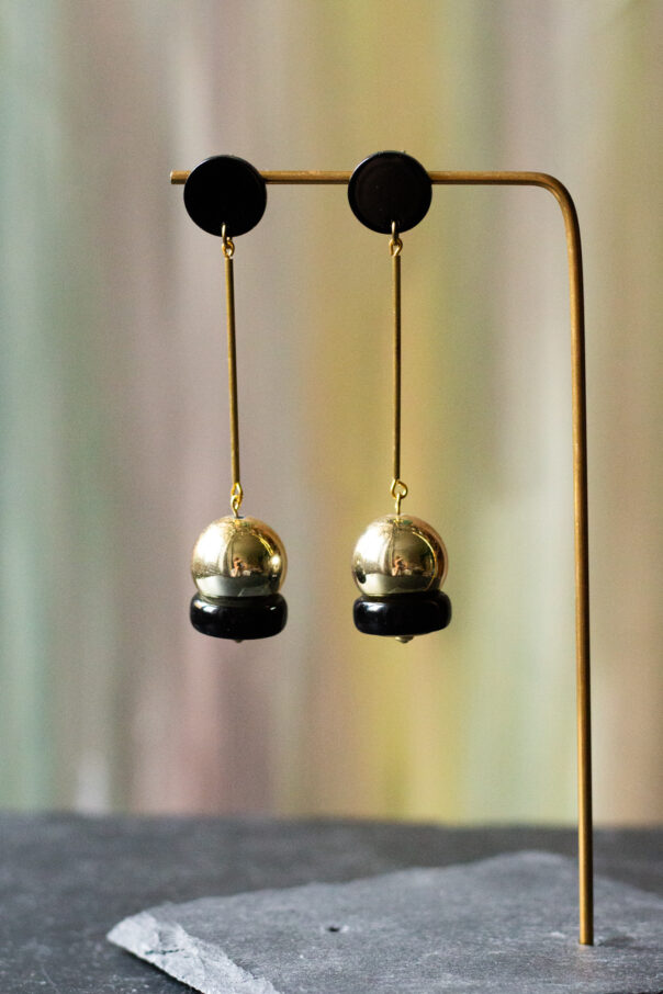 Ohrring schwarzer Stecker, Messingrohr, goldene Kugel am Ende