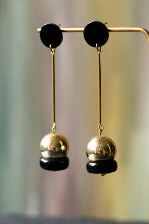 Ohrring schwarzer Stecker, Messingrohr, goldene Kugel am Ende