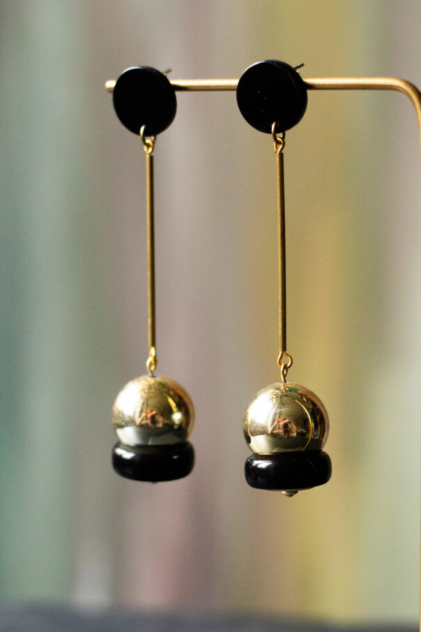 Ohrring schwarzer Stecker, Messingrohr, goldene Kugel am Ende