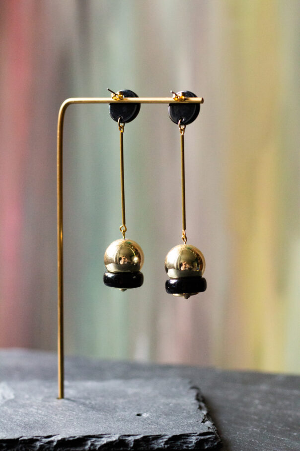 Ohrring schwarzer Stecker, Messingrohr, goldene Kugel am Ende