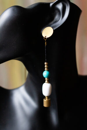 schwarze Büste mit Ohrring Messingstecker, Stoffband darunter kleine goldene Perlen, türkise und weiße Kugel
