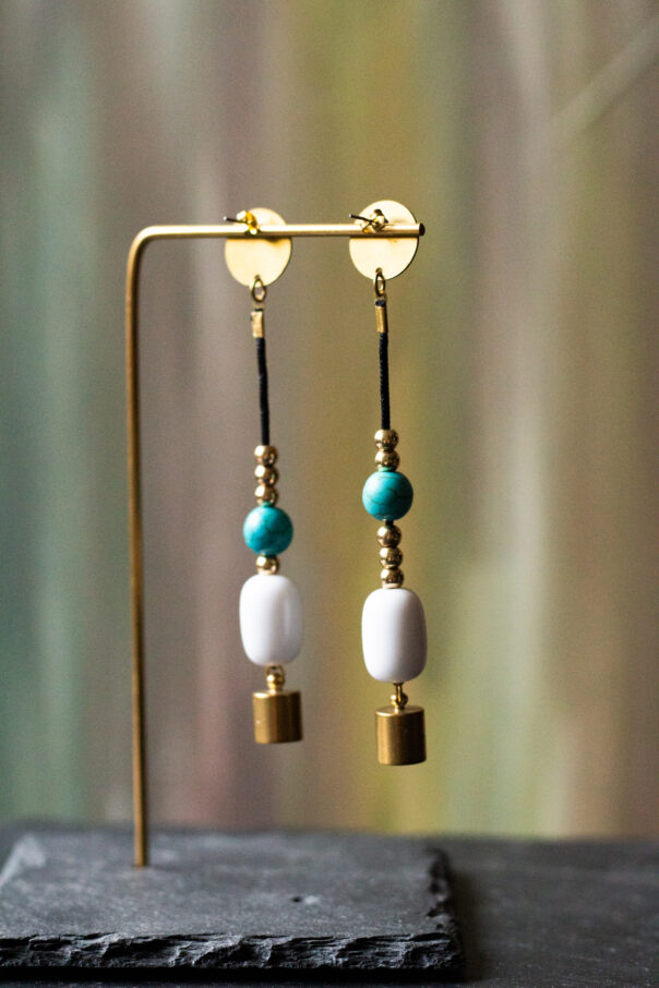 Ohrringe Messingstecker, Stoffband darunter kleine goldene Perlen, türkise und weiße Kugel