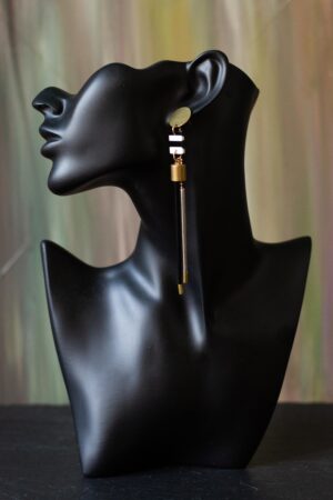 schwarze Büste mit Ohrringen, Messingstecker, schwarz weißes Mittelelement, Schwarze und Silberne lange Stäbe