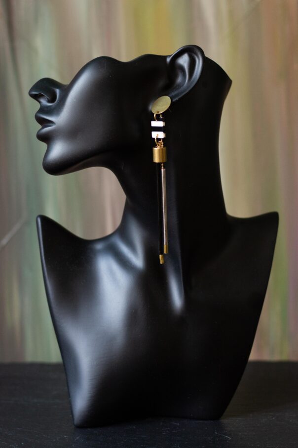 schwarze Büste mit Ohrringen, Messingstecker, schwarz weißes Mittelelement, Schwarze und Silberne lange Stäbe