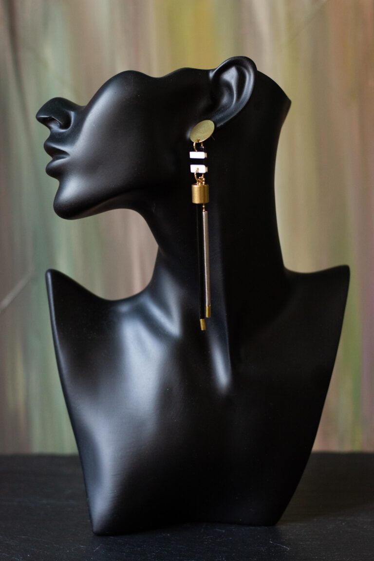 schwarze Büste mit Ohrringen, Messingstecker, schwarz weißes Mittelelement, Schwarze und Silberne lange Stäbe