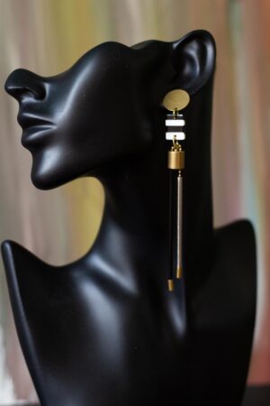 schwarze Büste mit Ohrringen, Messingstecker, schwarz weißes Mittelelement, Schwarze und Silberne lange Stäbe