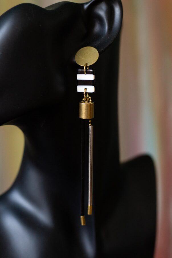 schwarze Büste mit Ohrringen, Messingstecker, schwarz weißes Mittelelement, Schwarze und Silberne lange Stäbe