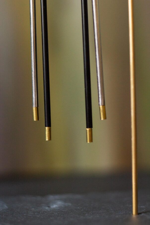 Detail Ohrringen, Messingstecker, schwarz weißes Mittelelement, Schwarze und Silberne lange Stäbe