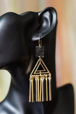 schwarze Büste mit Ohrring Dreieck mit Metallstäben