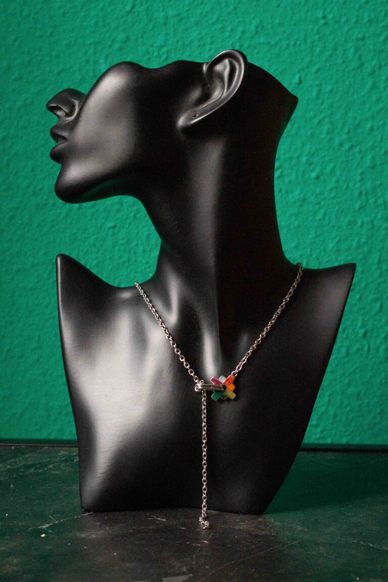 Büstenkopf schwarz mit Edelstahl Wickelkette und Echtsilber Anhänger