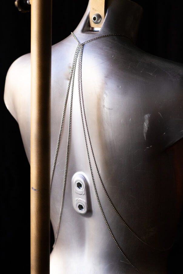 Torso von hinten mit silberner Bodykette