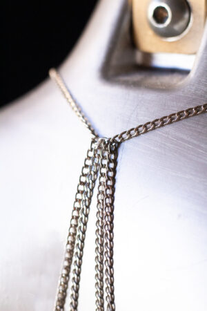Detailaufnahme silberne Bodykette
