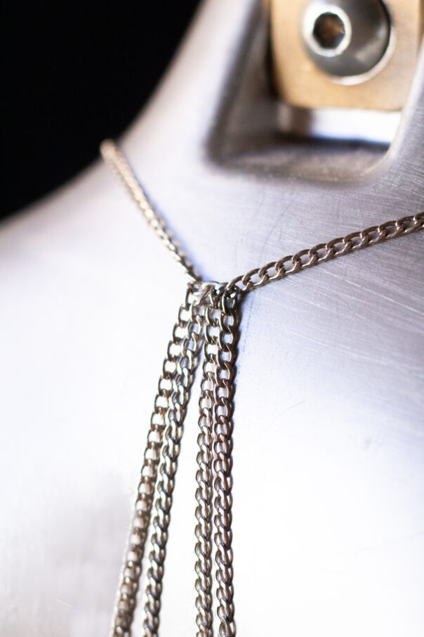 Detailaufnahme silberne Bodykette