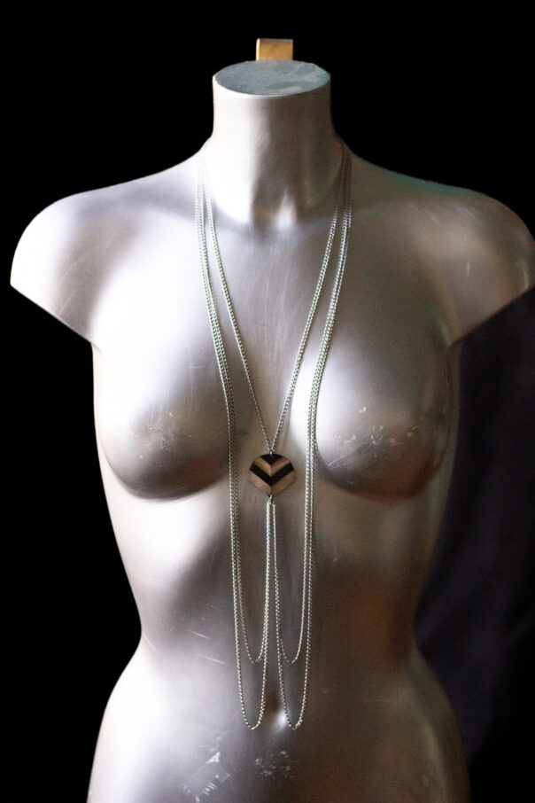 Torso mit Bodykette aus Edelstahl und schwarz weiß Muschel Anhänger in der Mitte