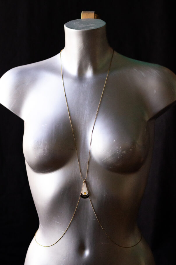 Torso mit Bodykette aus Messing Mittelstück schwarz weißer Anhänger mit goldenem Steinchen in der Mitte