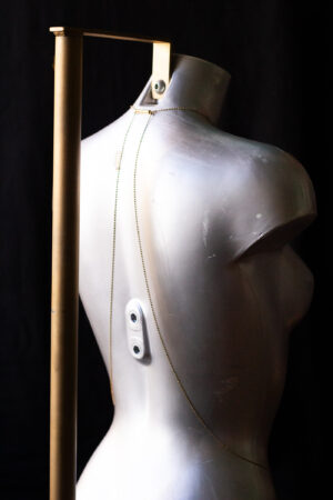 Rückansicht Torso mit Bodykette aus Messing
