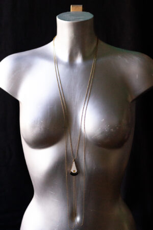 Torso mit Bodykette aus Messing Mittelstück schwarz weißer Anhänger mit goldenem Steinchen in der Mitte