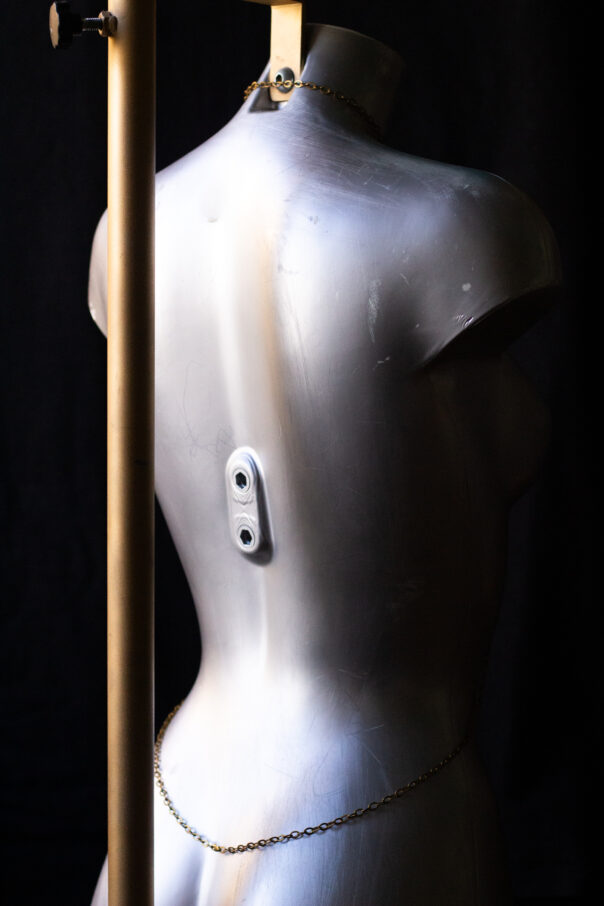 Torso mit Bodykette aus Messing Mittelstück aus silbernen Elementen
